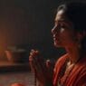 एक व्यक्ति जो नाम जप करते हुए यह सोच रहा है कि नाम जप में मन क्यों भटकता है और उसे कैसे शांत किया जाए।